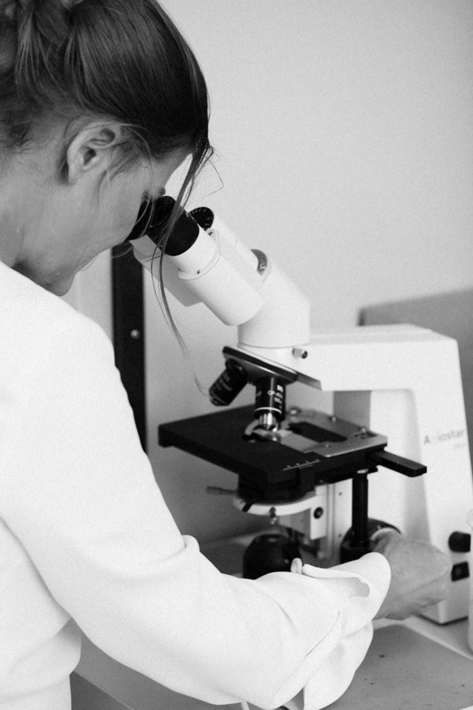 Dr. Christiane Hanay im Labor am Mikroskop